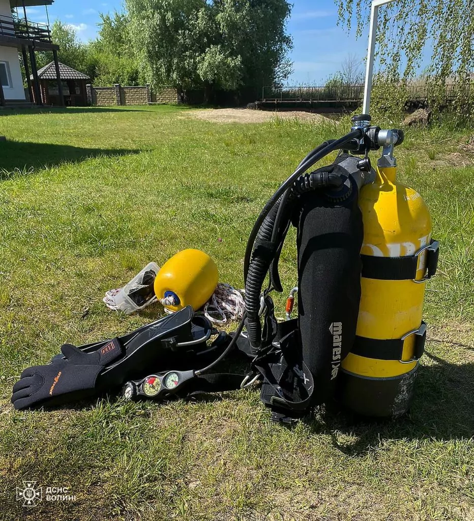 Водолази показали, що підіймають з дна Світязя 4