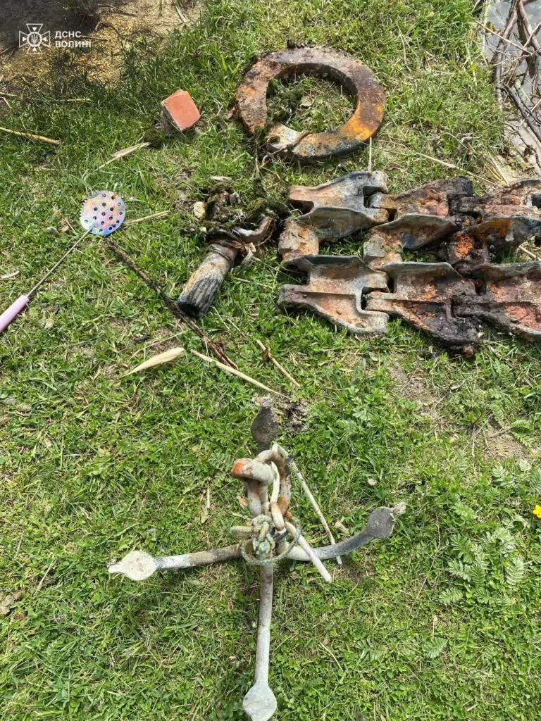 Водолази показали, що підіймають з дна Світязя 5