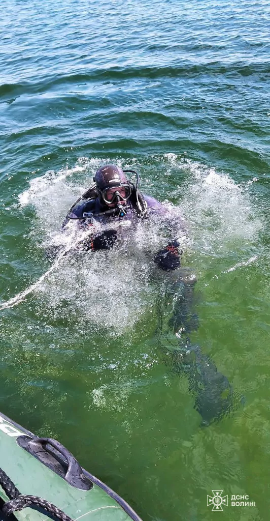 Водолази показали, що підіймають з дна Світязя 2