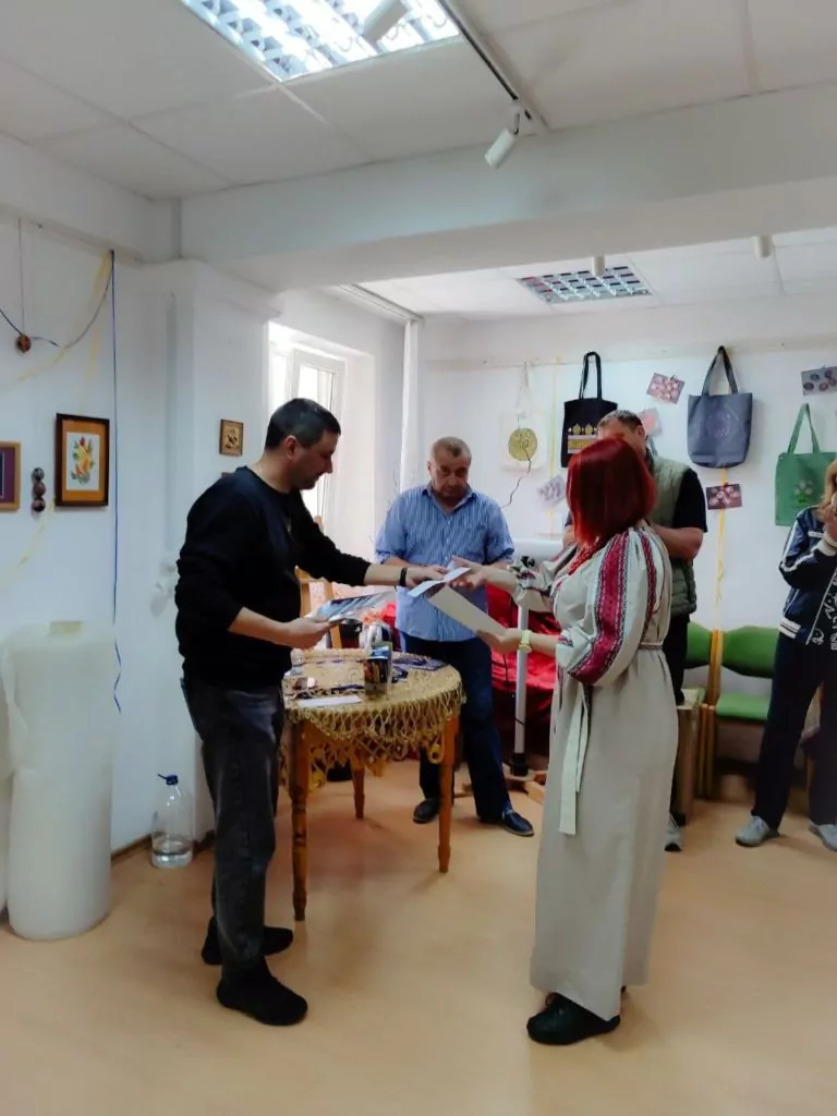 Володимирські художники розмалювали тубуси для благодійного аукціону 4