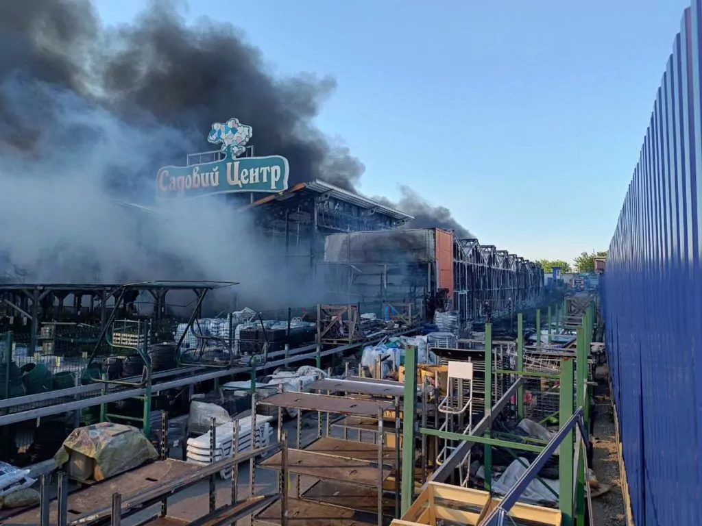 У Харкові росіяни вдарили по гіпермаркету «Епіцентр»: є загиблі і постраждалі 2