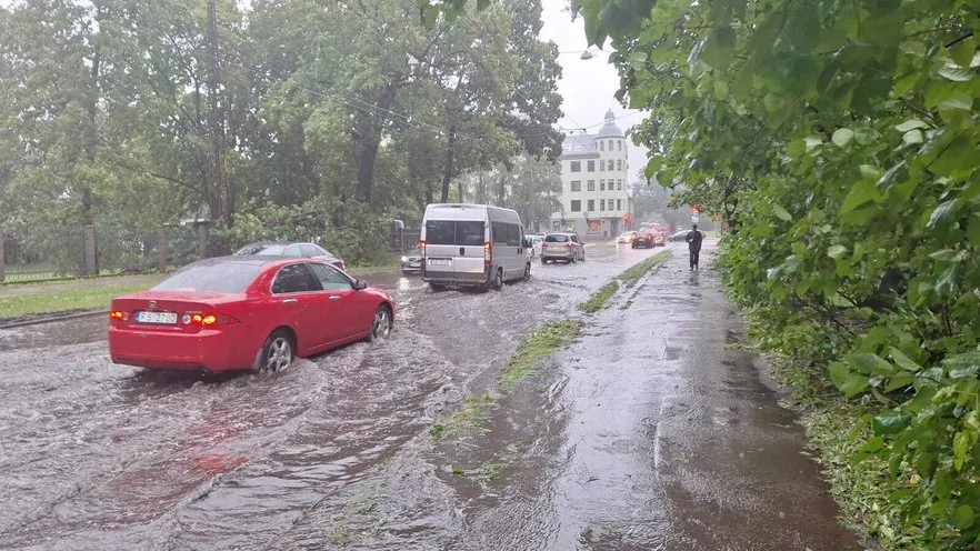 У Латвії пройшов буревій: перекриті дороги, десятки тисяч людей лишилися без світла 2