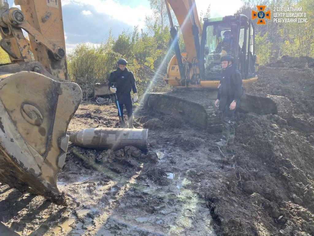 На Львівщині через 2 місяці після масованого обстрілу знайшли бойову частину ракети «Кинджал» 2