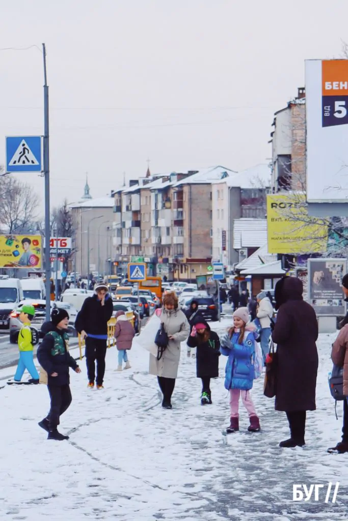 Місто буденне: у Володимирі випав сніг і тимчасово перетворив місто на «зимову казку» 15