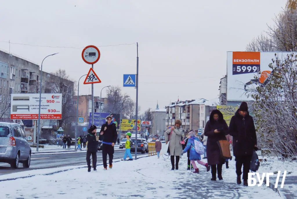 Місто буденне: у Володимирі випав сніг і тимчасово перетворив місто на «зимову казку» 19