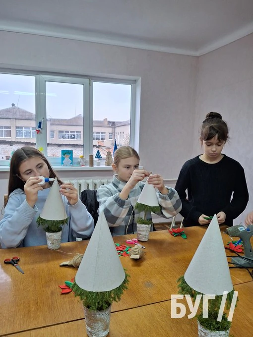 Оригінальні новорічні ялинки та подарункові коробки: в Іваничах два дні працювала майстерня Святого Миколая 16