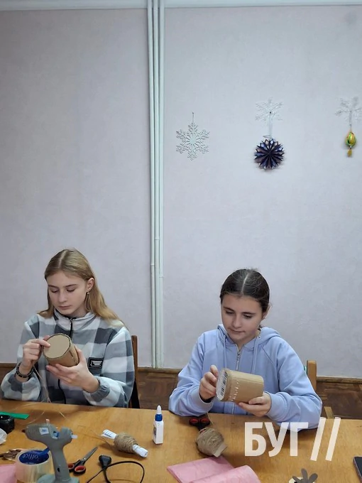 Оригінальні новорічні ялинки та подарункові коробки: в Іваничах два дні працювала майстерня Святого Миколая 12