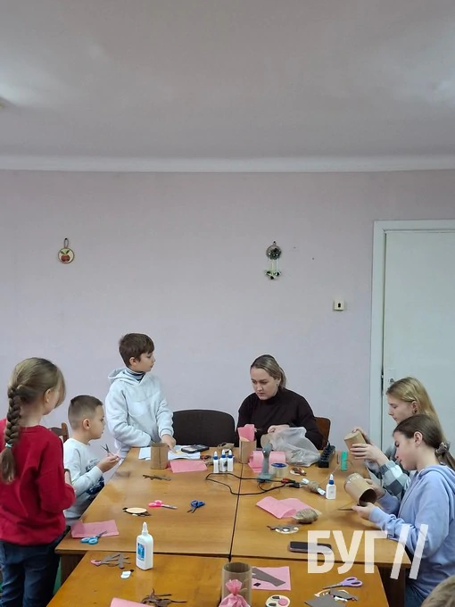 Оригінальні новорічні ялинки та подарункові коробки: в Іваничах два дні працювала майстерня Святого Миколая 11