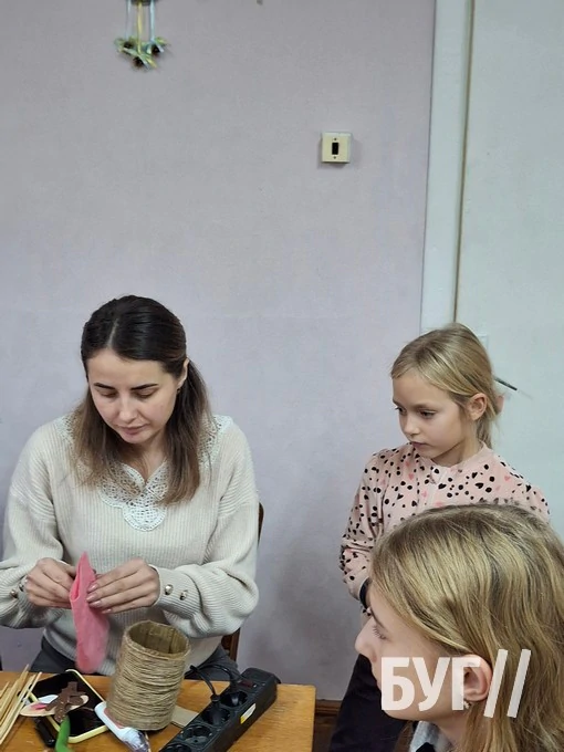 Оригінальні новорічні ялинки та подарункові коробки: в Іваничах два дні працювала майстерня Святого Миколая 8