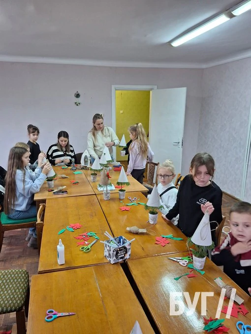 Оригінальні новорічні ялинки та подарункові коробки: в Іваничах два дні працювала майстерня Святого Миколая 7