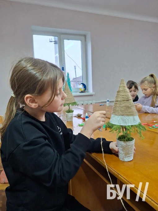 Оригінальні новорічні ялинки та подарункові коробки: в Іваничах два дні працювала майстерня Святого Миколая 1