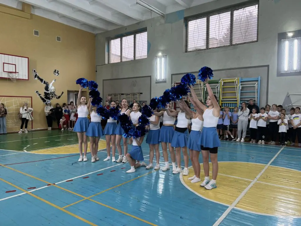 Черлідерки ліцею № 5 Нововолинська перемогли у міському етапі змагань «Пліч-о-пліч» 1
