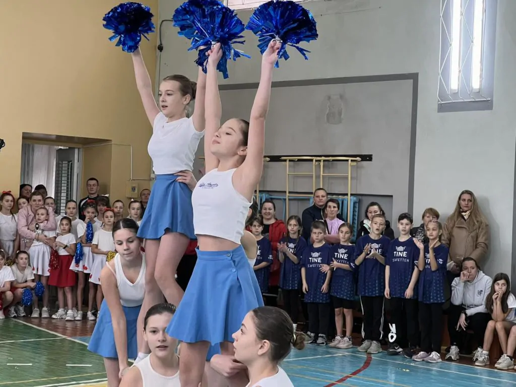 Черлідерки ліцею № 5 Нововолинська перемогли у міському етапі змагань «Пліч-о-пліч» 2