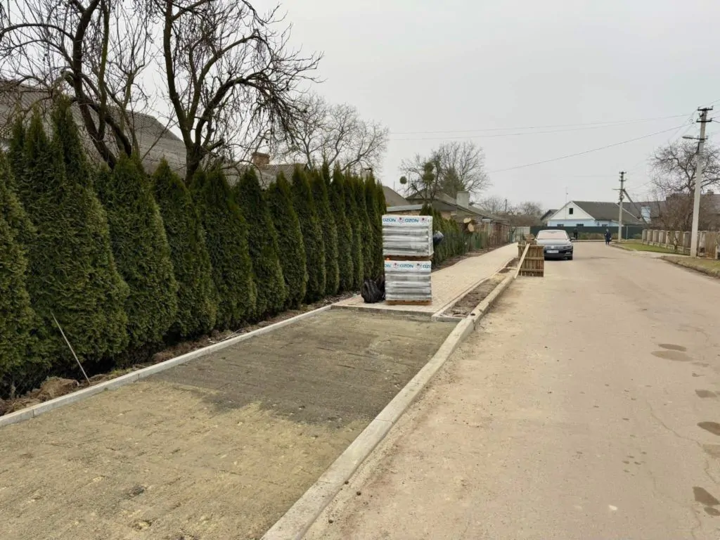 У Нововолинську облаштовують тротуар 3