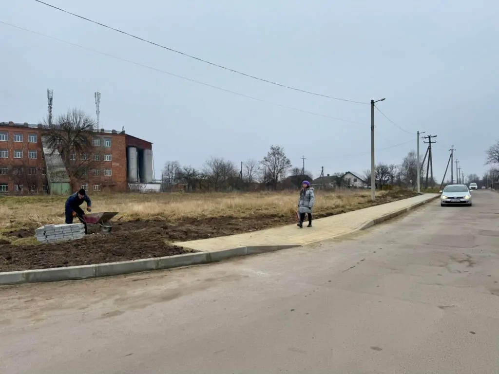 У Нововолинську облаштовують тротуар 4