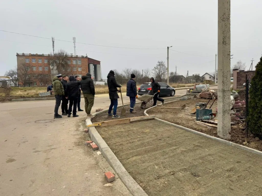 У Нововолинську облаштовують тротуар 2