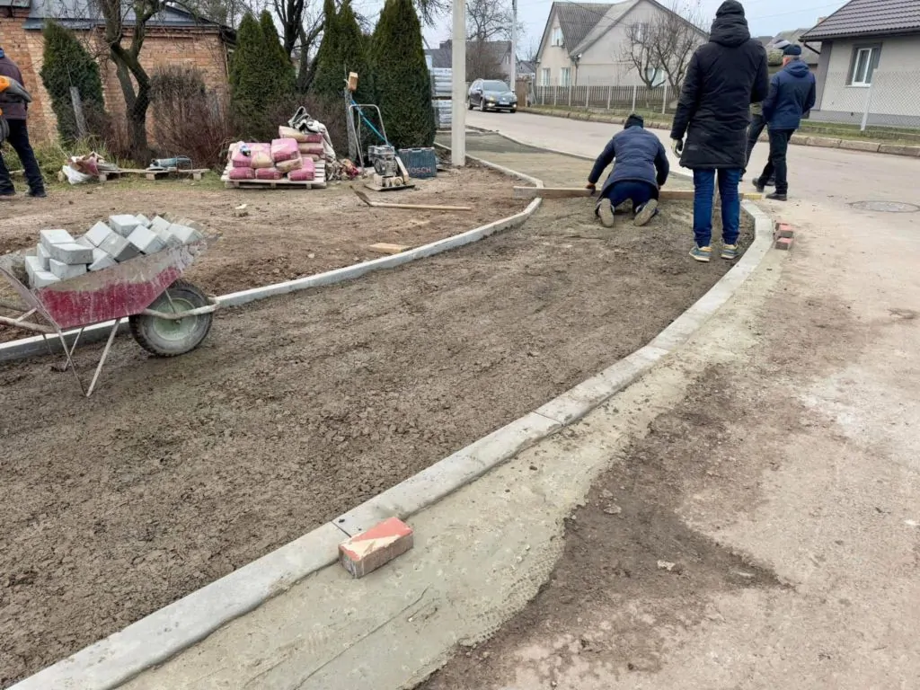 У Нововолинську облаштовують тротуар 5