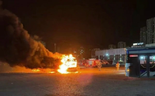 В Ізраїлі вибухнули три порожніх автобуси: терористи, ймовірно, переплутали час детонації 1