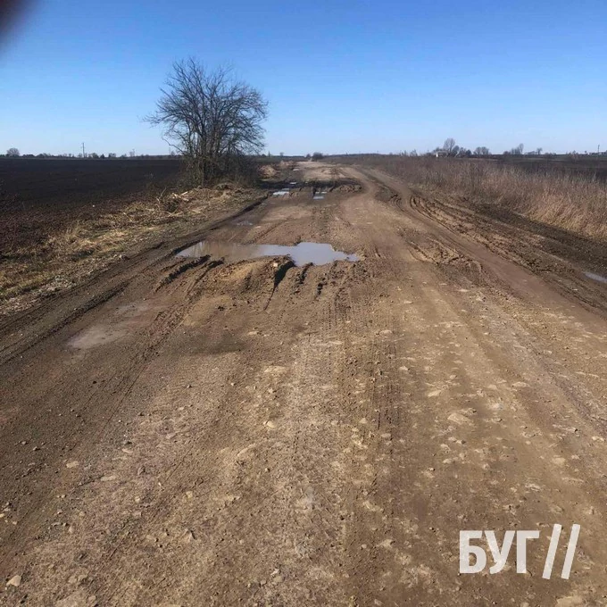 Фото дня: дорога між селами Іваничівської громади перетворюється в суцільне болото 2