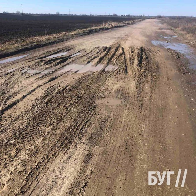 Фото дня: дорога між селами Іваничівської громади перетворюється в суцільне болото 1