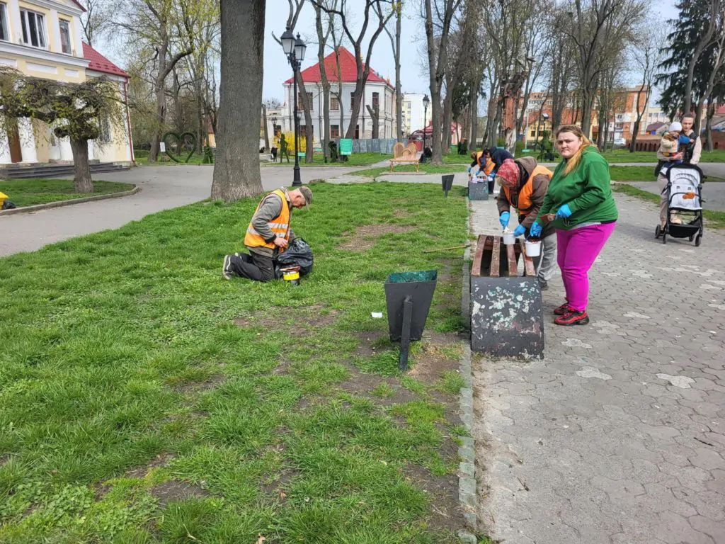 Комунальники впорядковують територію Володимирирської громади до Великодня та поминальної неділі 3