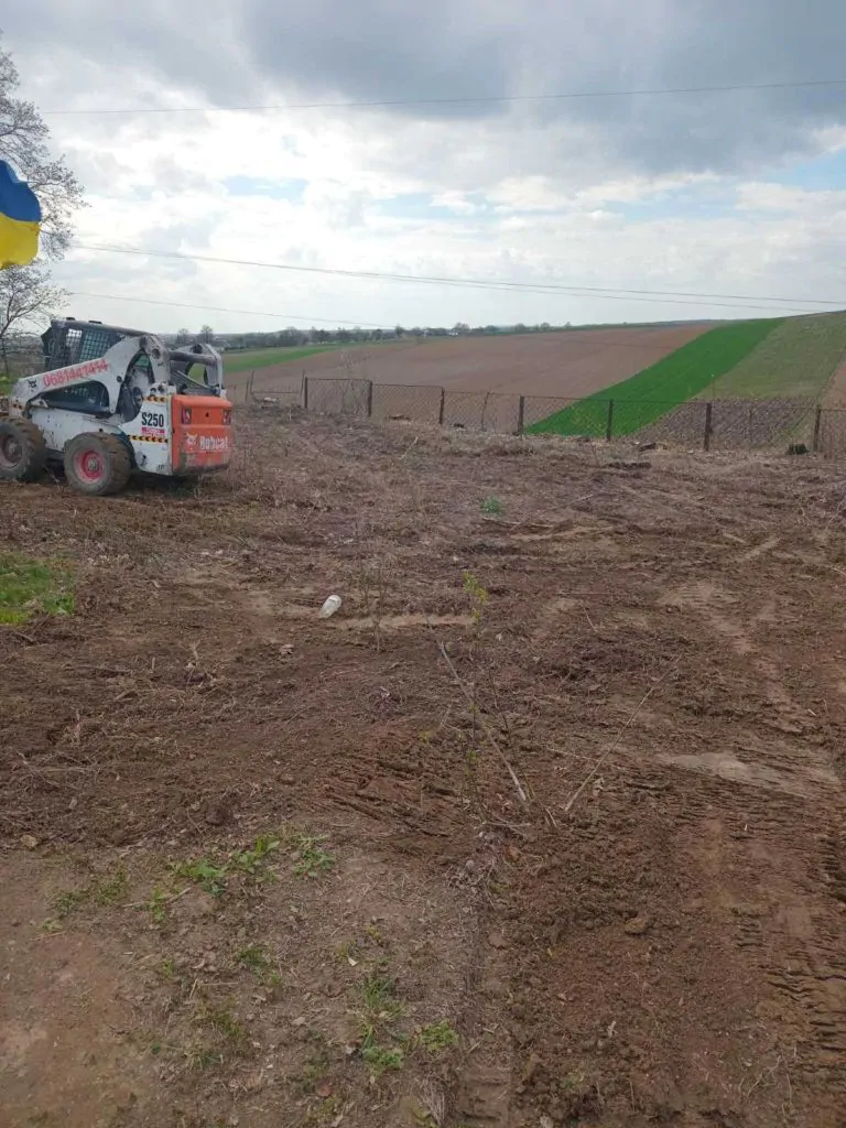 Комунальники впорядковують територію Володимирирської громади до Великодня та поминальної неділі 4