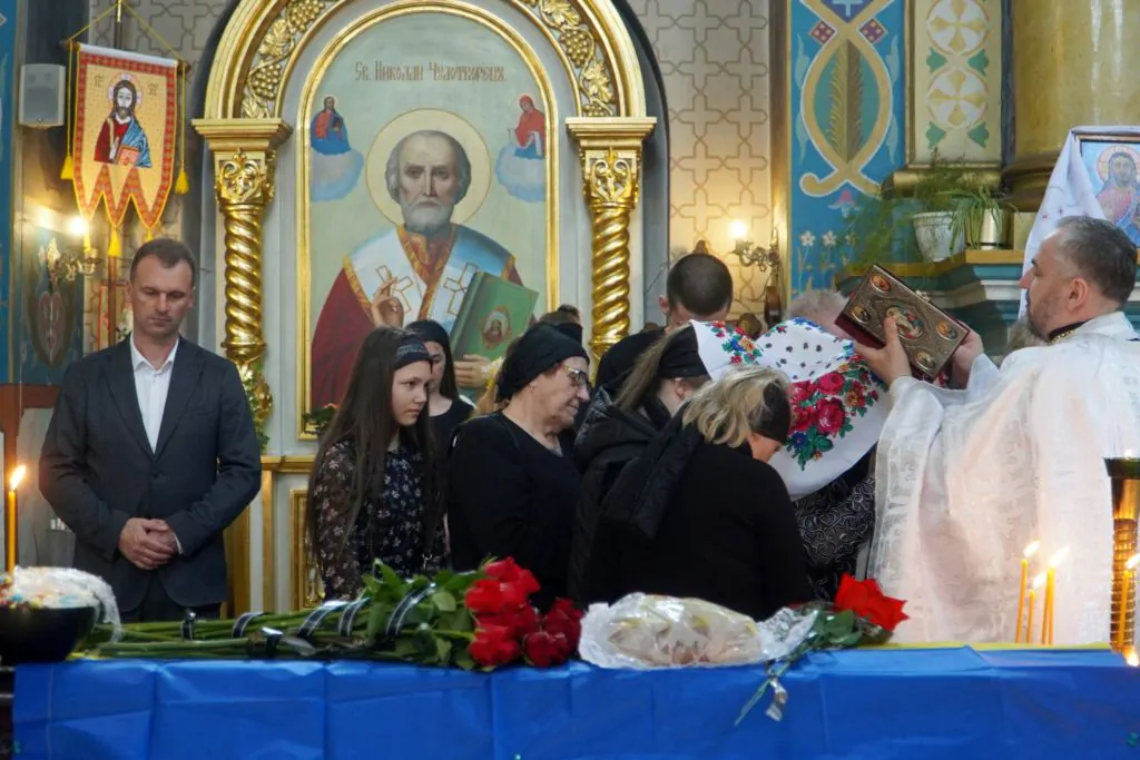 Володимирська громада провела в останню путь 21-річного Героя Любомира Картишева 4