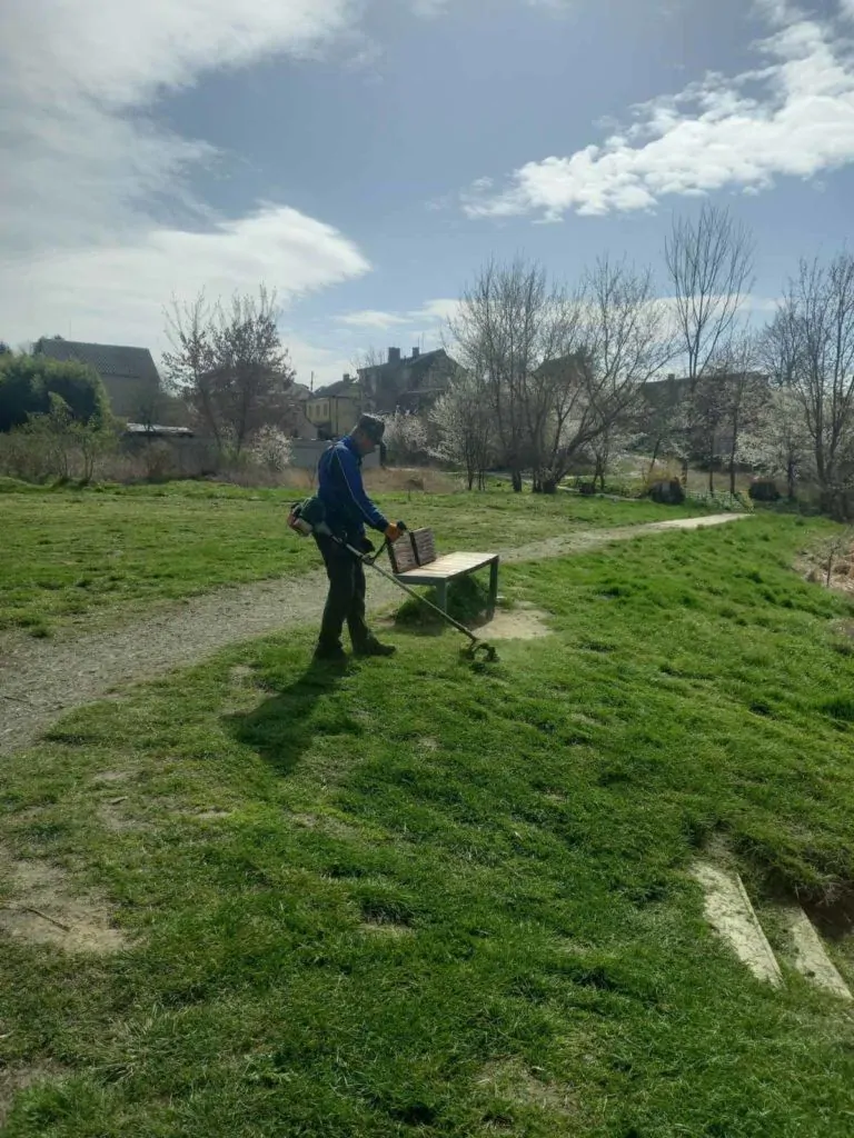 Комунальники впорядковують територію Володимирирської громади до Великодня та поминальної неділі 5