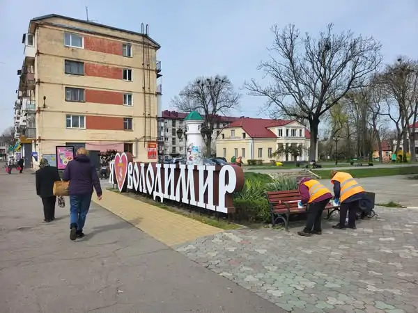 Комунальники впорядковують територію Володимирирської громади до Великодня та поминальної неділі 6