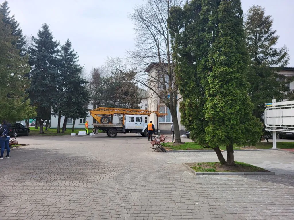 Комунальники впорядковують територію Володимирирської громади до Великодня та поминальної неділі 2