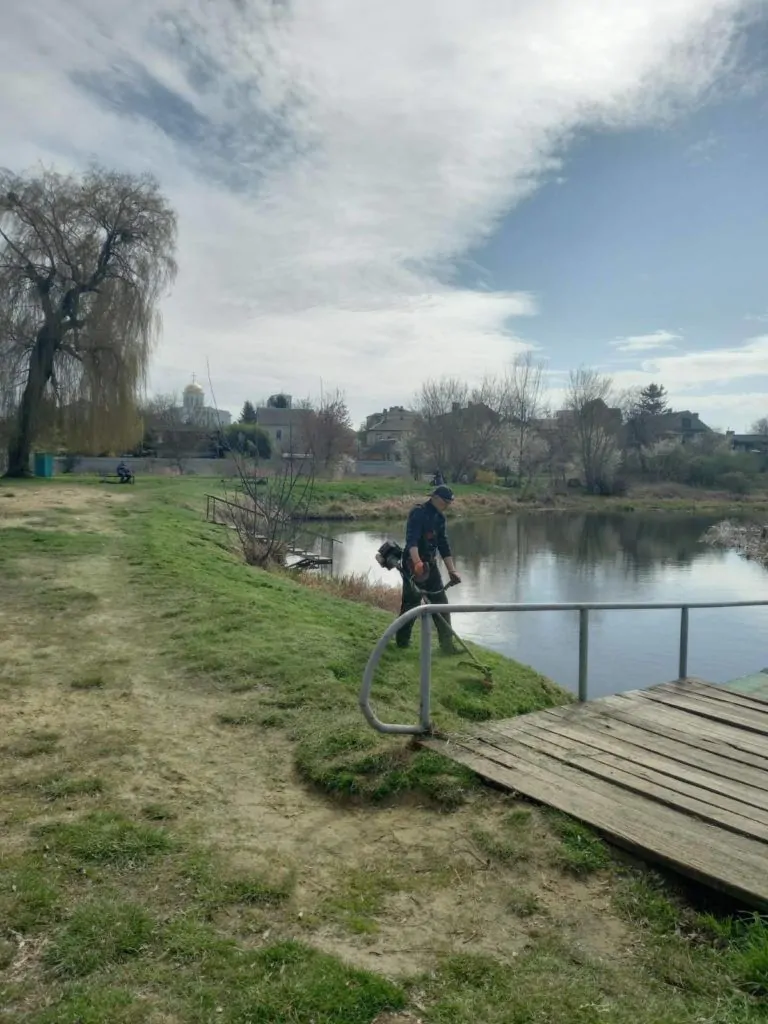 Комунальники впорядковують територію Володимирирської громади до Великодня та поминальної неділі 7