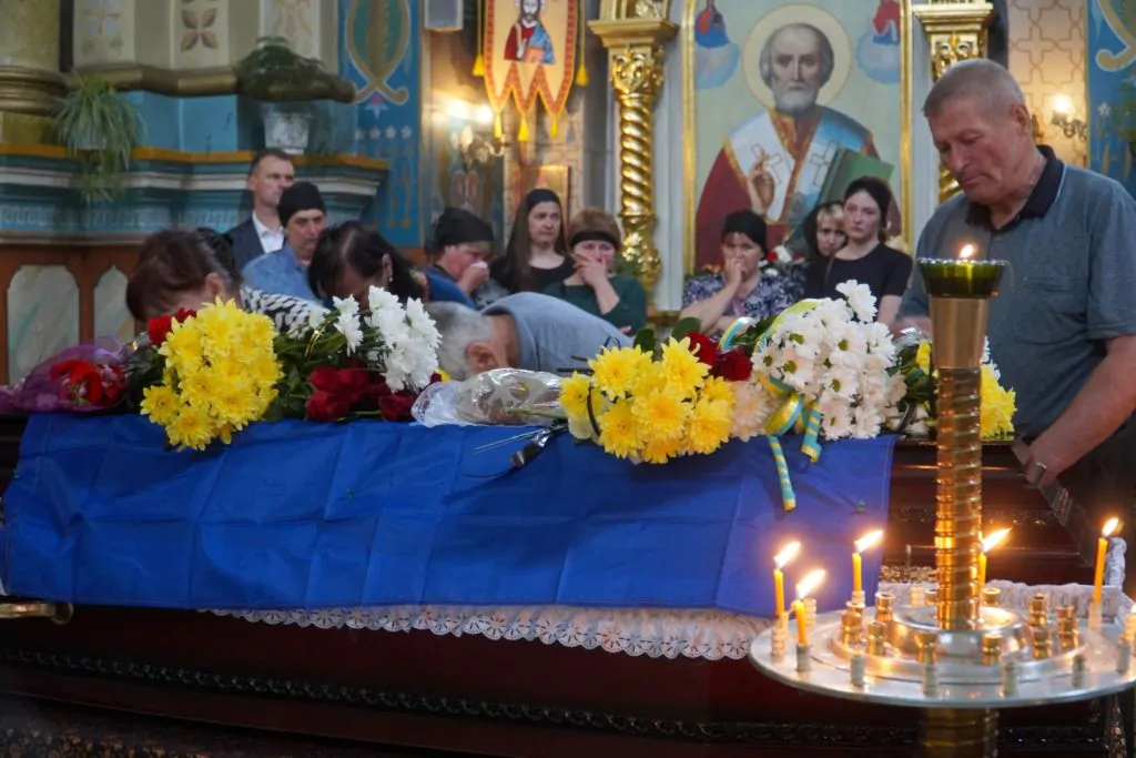 Володимирська громада провела в останню путь 21-річного Героя Любомира Картишева 7
