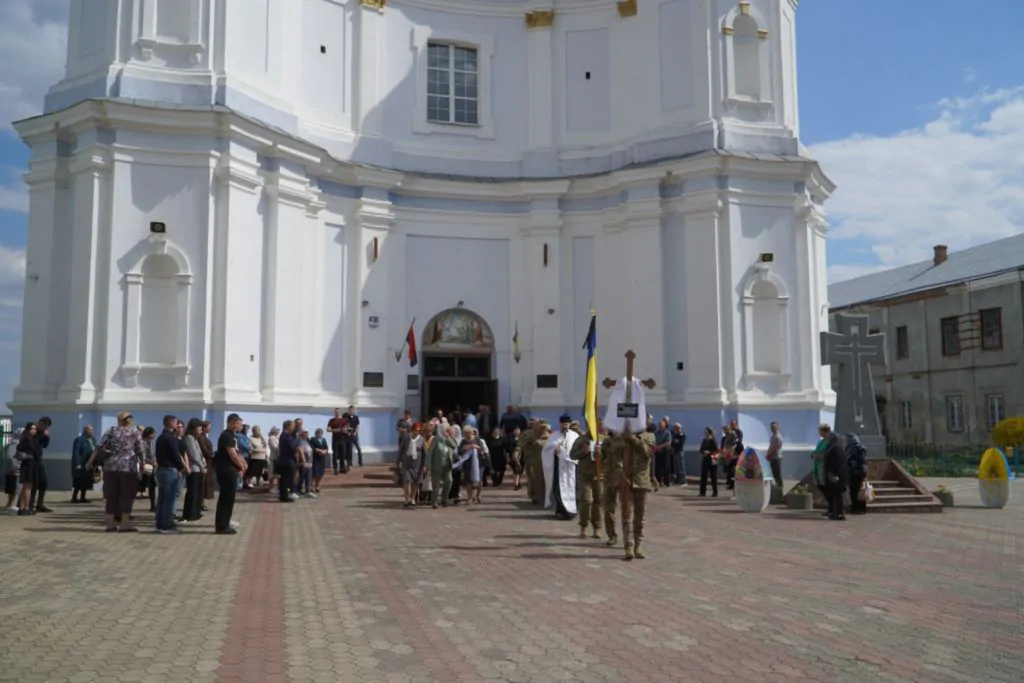Володимирська громада провела в останню путь 21-річного Героя Любомира Картишева 8