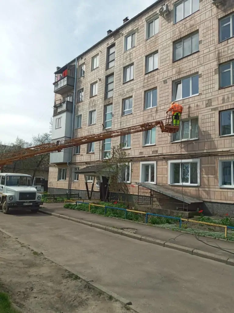 Комунальники впорядковують територію Володимирирської громади до Великодня та поминальної неділі 8