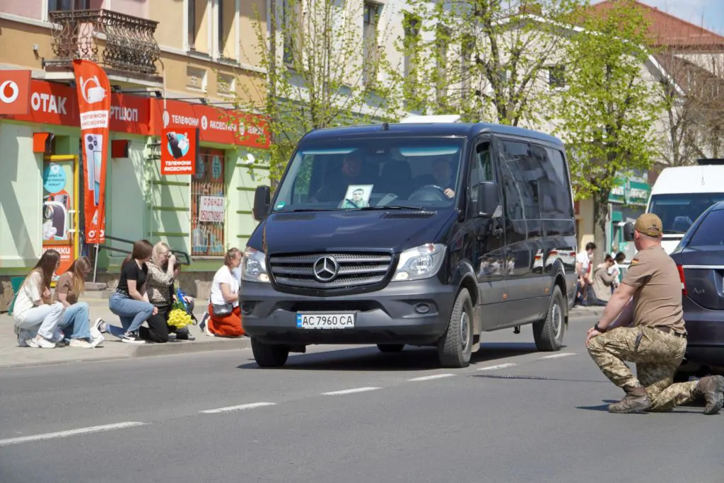 Володимирська громада провела в останню путь 21-річного Героя Любомира Картишева 11