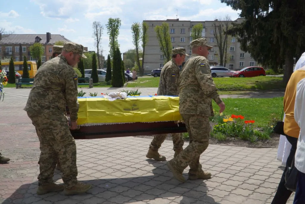 Володимирська громада провела в останню путь 21-річного Героя Любомира Картишева 15