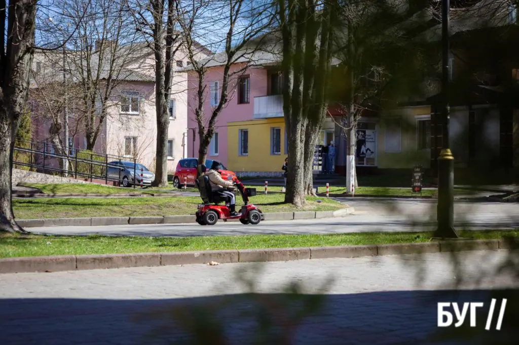 Місто буденне: квітневий Нововолинськ у сонячну пору 28