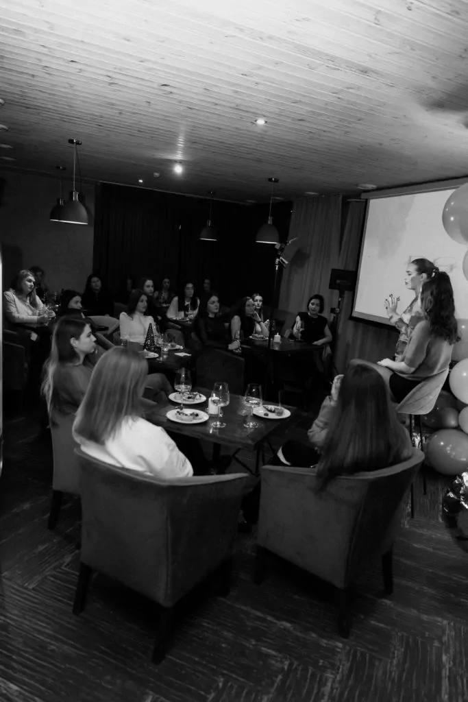 Красуня БУГу: візажистка, бровістка та майстриня зачісок Дарія Грицевич із Володимира 12