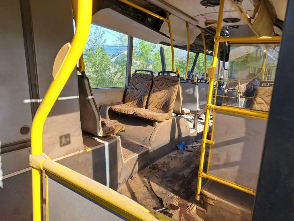 Росіяни вдарили дроном по автобусу в Марганці на Дніпропетровщині: загинули 9 людей 1