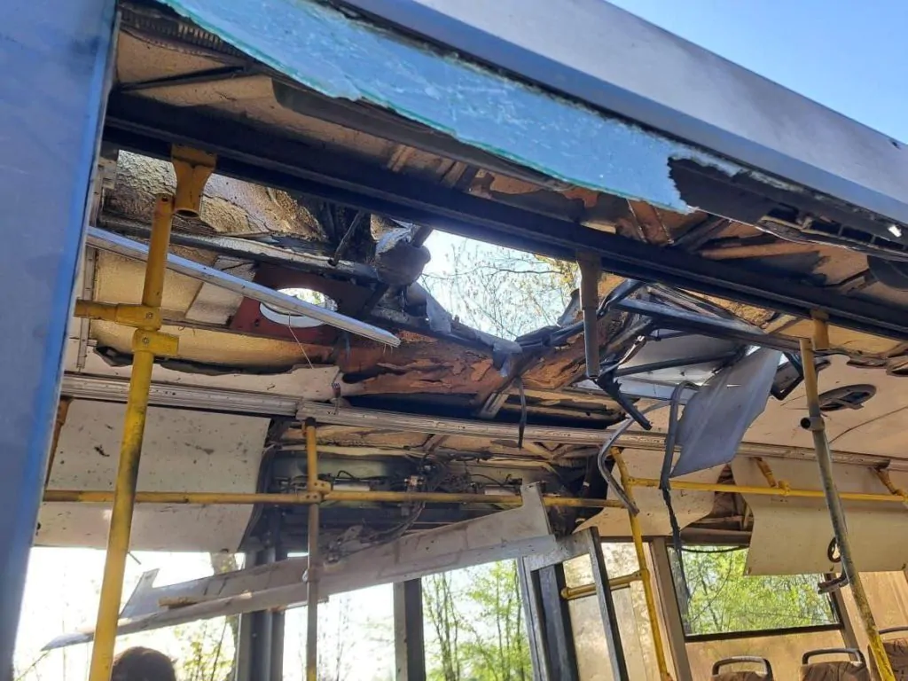Росіяни вдарили дроном по автобусу в Марганці на Дніпропетровщині: загинули 9 людей 2