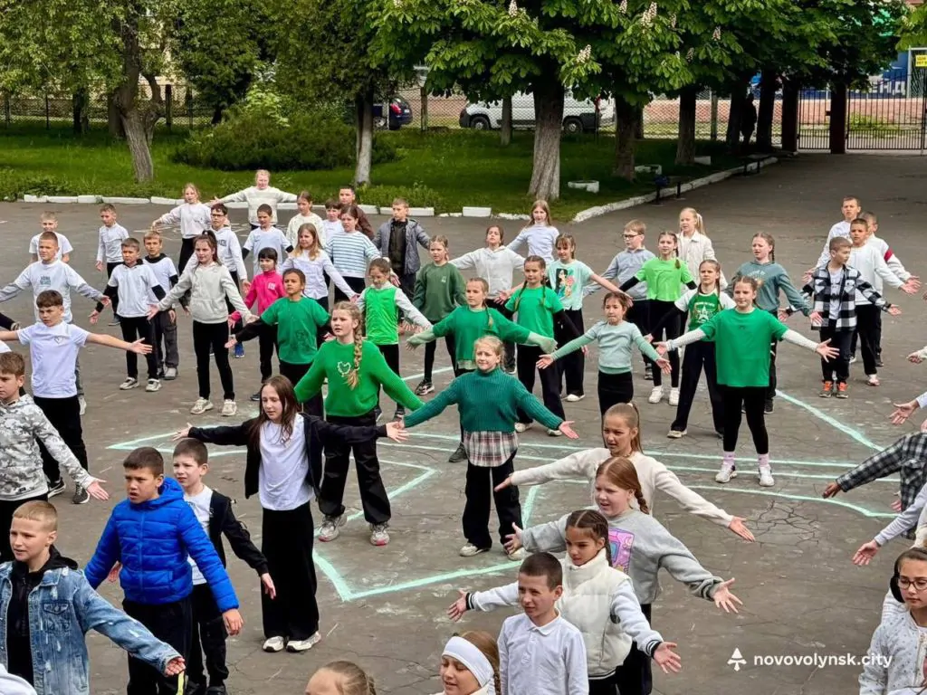 Школярі Нововолинської громади влаштували патріотичний флешмоб до Дня Європи 9
