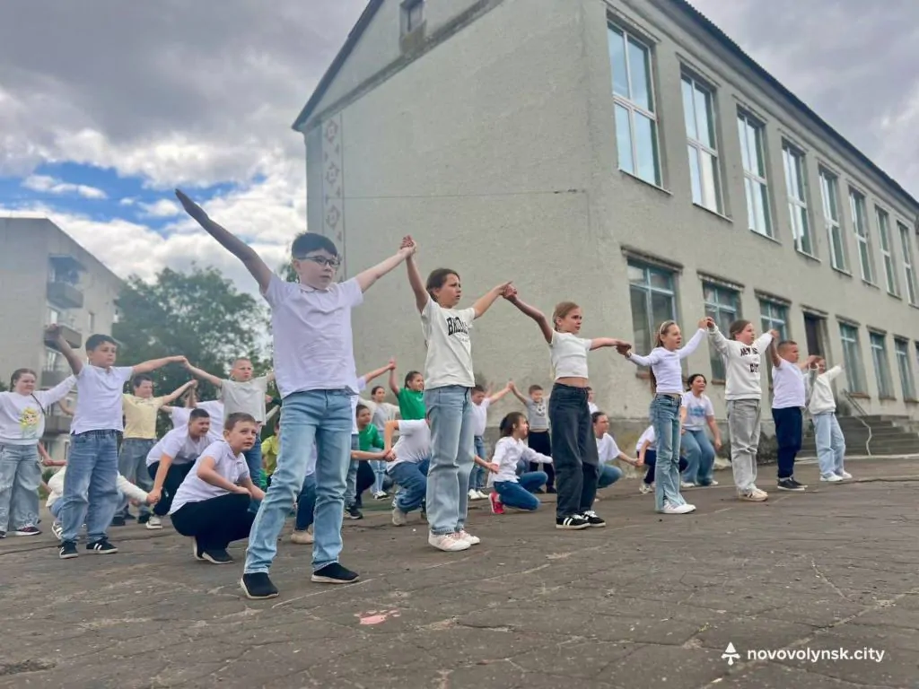 Школярі Нововолинської громади влаштували патріотичний флешмоб до Дня Європи 6