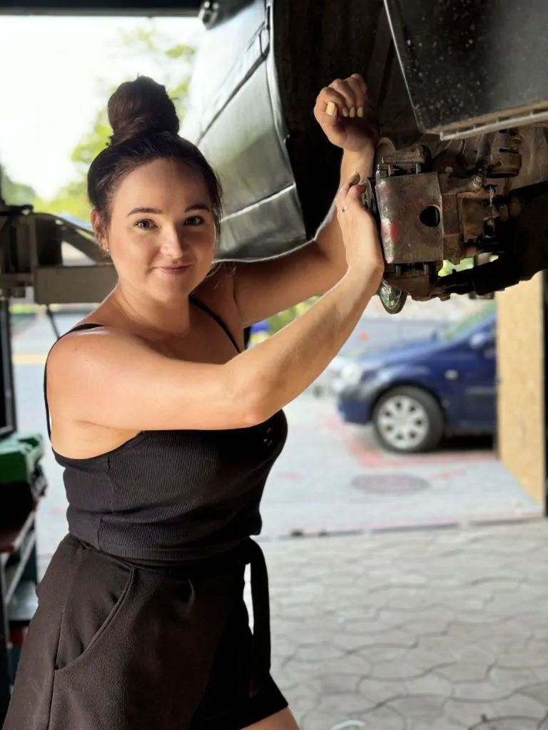 “А хто сказав, що жіночність не пахне бензином?”: зірка ТікТок з Володимира про домашній гараж та автоблог на мільйонні перегляди 2