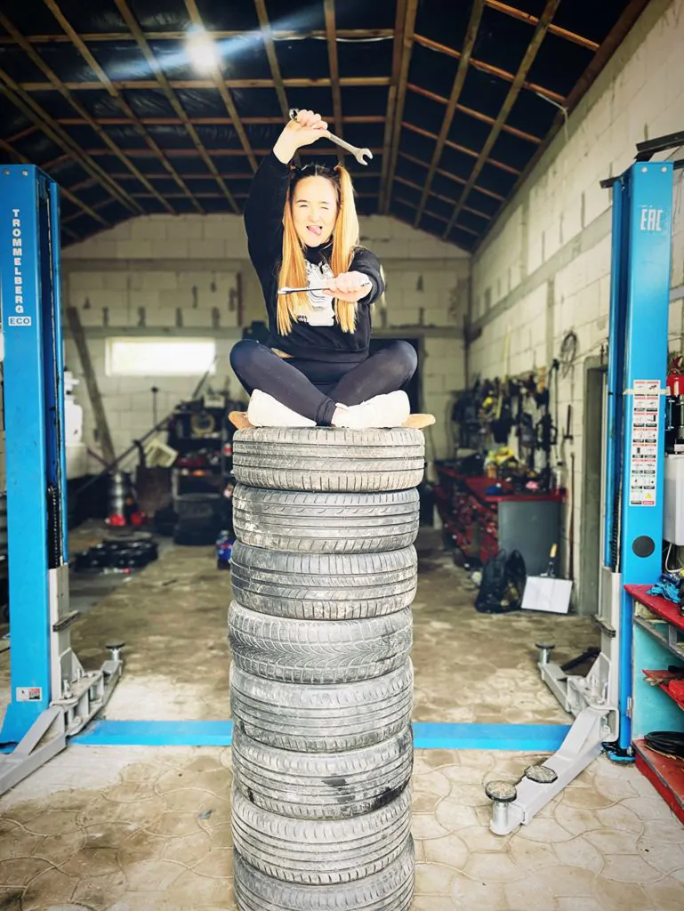 “А хто сказав, що жіночність не пахне бензином?”: зірка ТікТок з Володимира про домашній гараж та автоблог на мільйонні перегляди 4