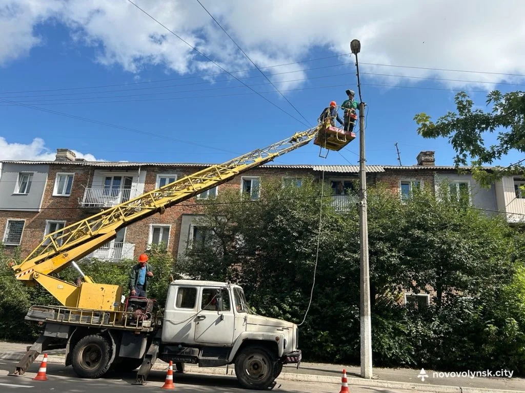 У Нововолинську водіїв просять не залишати авто вздовж узбіччя: розпочали ремонтні роботи 3