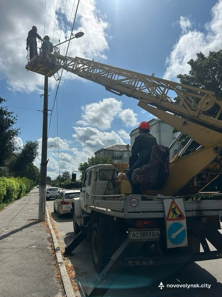 У Нововолинську водіїв просять не залишати авто вздовж узбіччя: розпочали ремонтні роботи 4