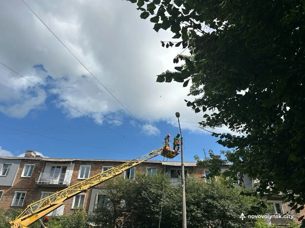 У Нововолинську водіїв просять не залишати авто вздовж узбіччя: розпочали ремонтні роботи 5