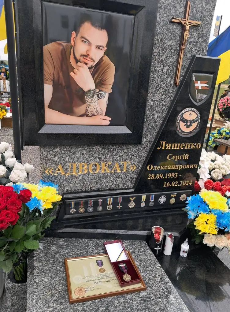 «Вітаю тебе, сину, з черговою нагородою»: батько Сергія Лященка приніс медаль на могилу 2