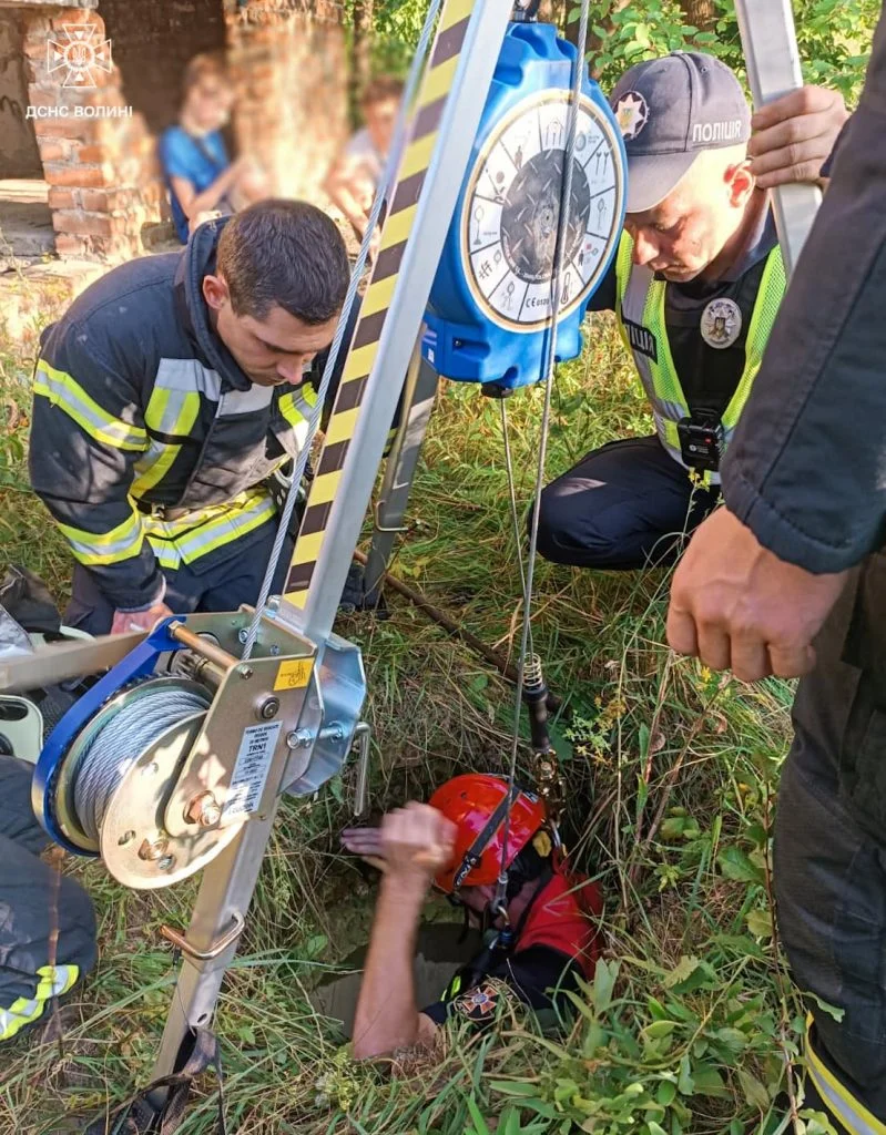 У Луцьку врятували підлітка, який впав у колекторний колодязь 2