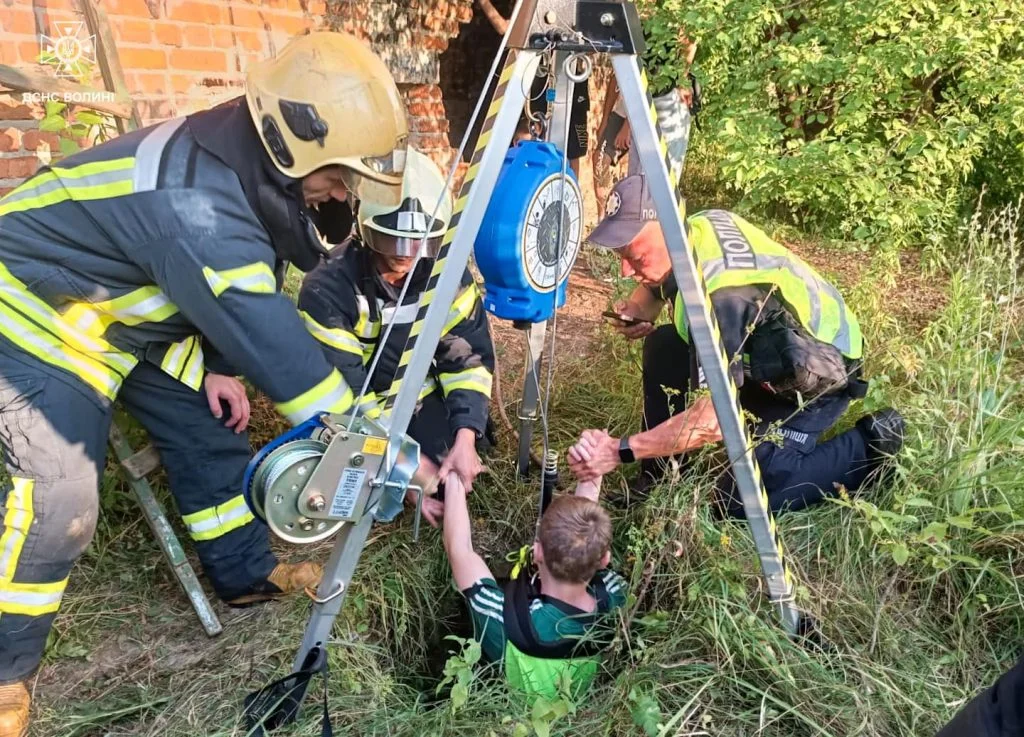 У Луцьку врятували підлітка, який впав у колекторний колодязь 3
